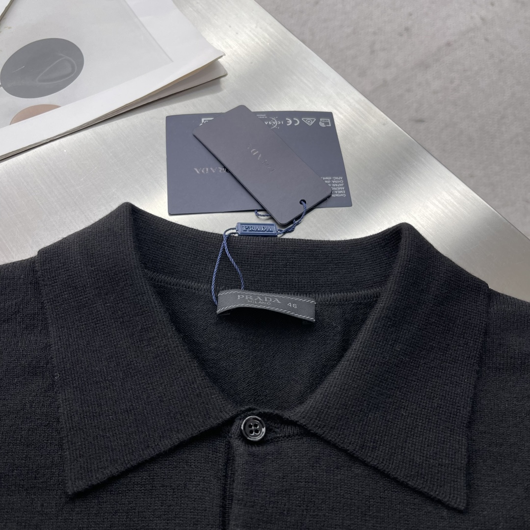 -PRAD 25fw新款长袖羊毛Polo毛衣这款Polo毛衣是衣橱中的经典单品，造型细致，运动风格优雅，