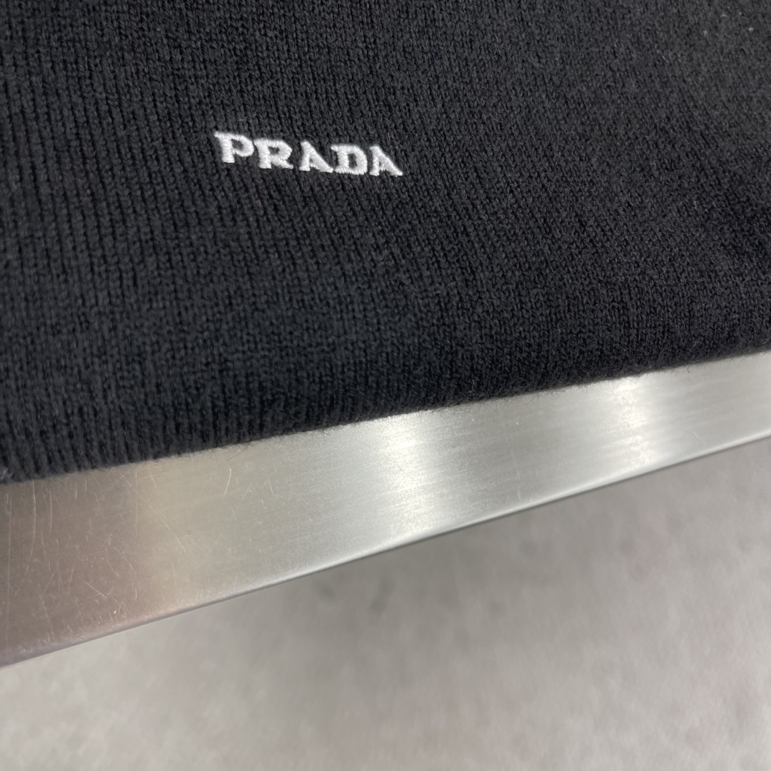 -PRAD 25fw新款长袖羊毛Polo毛衣这款Polo毛衣是衣橱中的经典单品，造型细致，运动风格优雅，
