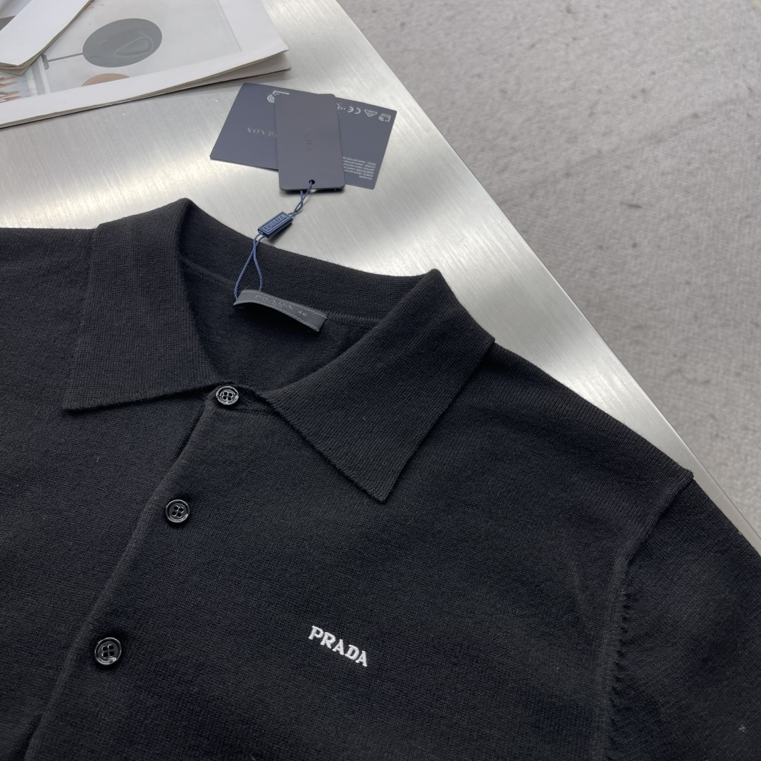 -PRAD 25fw新款长袖羊毛Polo毛衣这款Polo毛衣是衣橱中的经典单品，造型细致，运动风格优雅，