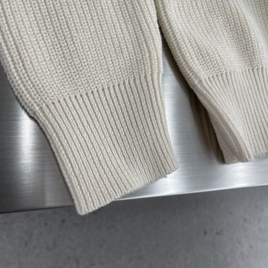 -驴牌 25ss新款刺绣山羊绒圆领衫本款山羊绒圆领衫以罗纹针织塑造丰盈肌理，兼具优雅格调与舒软质感。1V