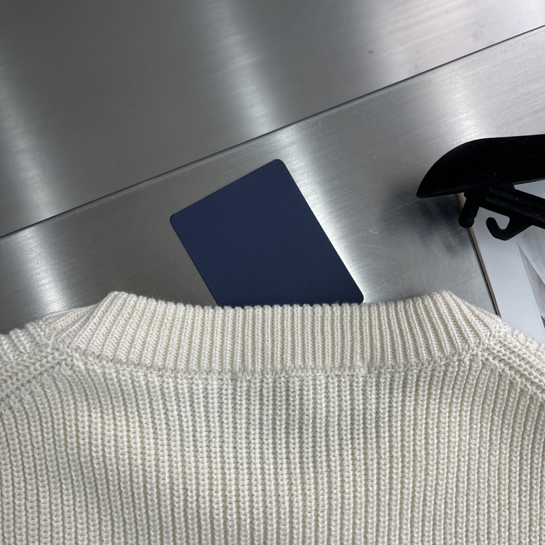 -驴牌 25ss新款刺绣山羊绒圆领衫本款山羊绒圆领衫以罗纹针织塑造丰盈肌理，兼具优雅格调与舒软质感。1V