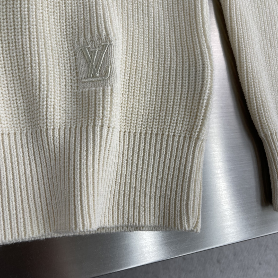 -驴牌 25ss新款刺绣山羊绒圆领衫本款山羊绒圆领衫以罗纹针织塑造丰盈肌理，兼具优雅格调与舒软质感。1V