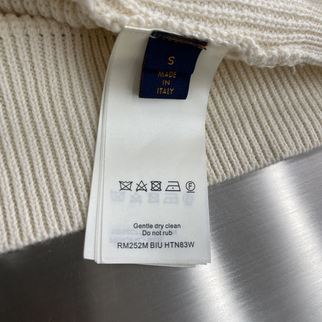 -驴牌 25ss新款刺绣山羊绒圆领衫本款山羊绒圆领衫以罗纹针织塑造丰盈肌理，兼具优雅格调与舒软质感。1V