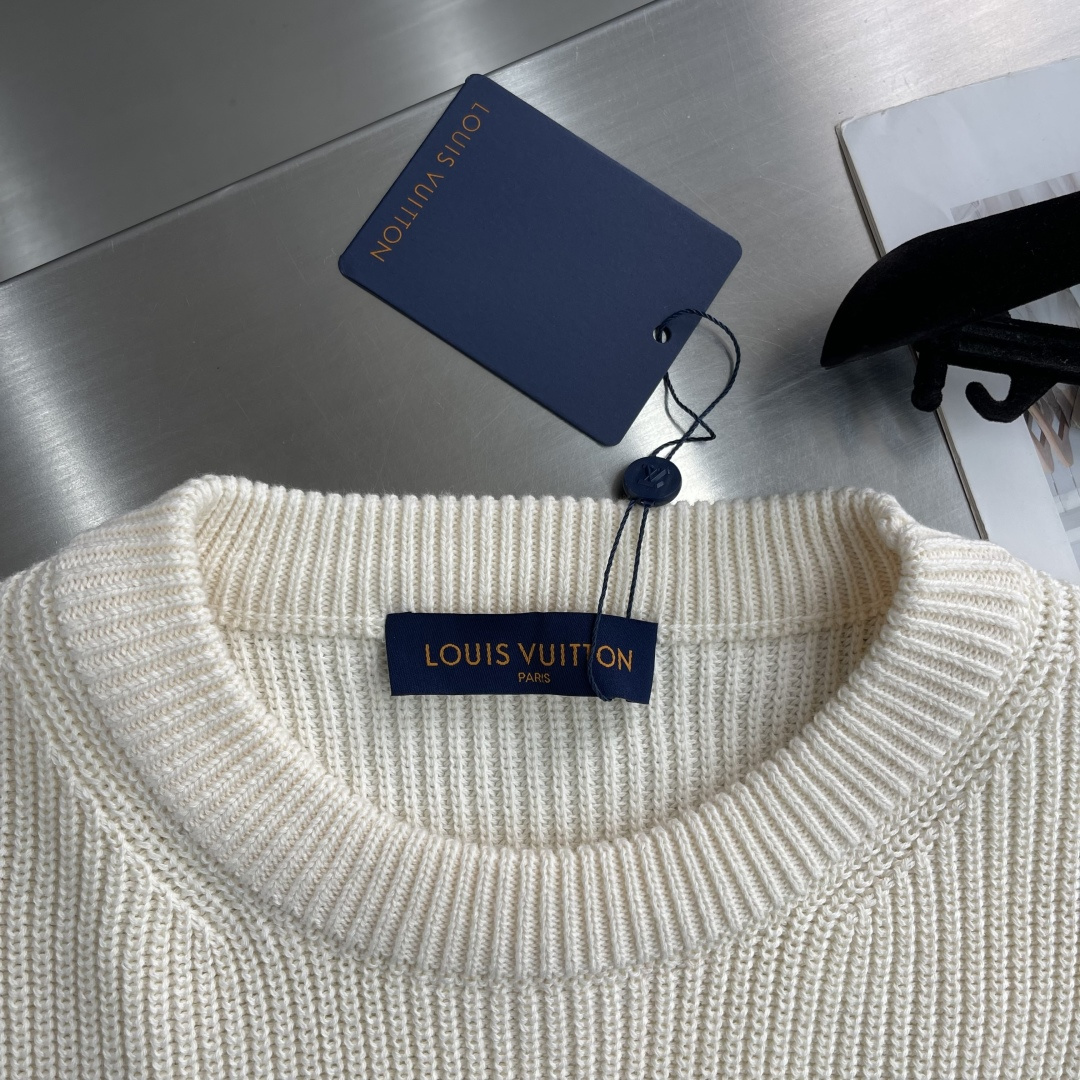 -驴牌 25ss新款刺绣山羊绒圆领衫本款山羊绒圆领衫以罗纹针织塑造丰盈肌理，兼具优雅格调与舒软质感。1V