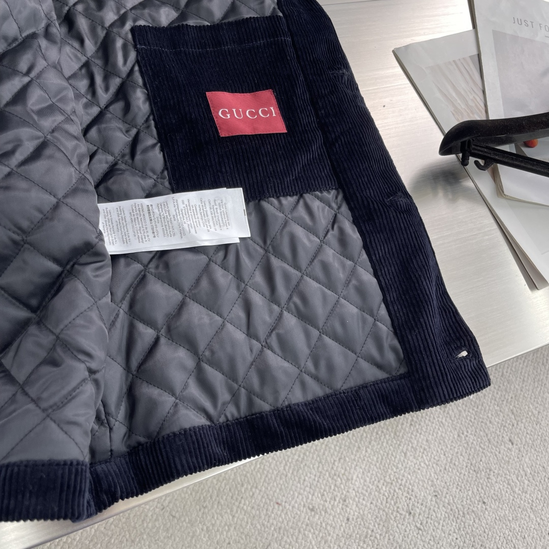 -GUCC 25ss新款夹克外套 多口袋胸前饰有经典字母标志 高版本 男女同款码数：46.48.50.5