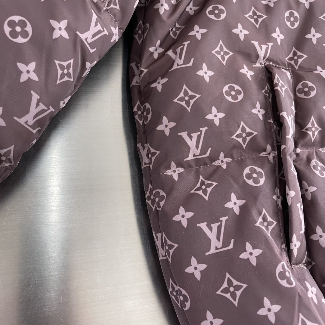 -驴家 25fw新款满印羽绒服前胸手缝咖色品牌字母皮牌 金属拉链开合门襟 弹力松紧带袖口及下摆男女同款码