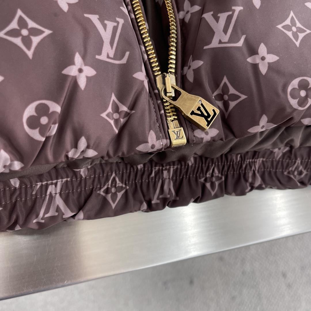 -驴家 25fw新款满印羽绒服前胸手缝咖色品牌字母皮牌 金属拉链开合门襟 弹力松紧带袖口及下摆男女同款码