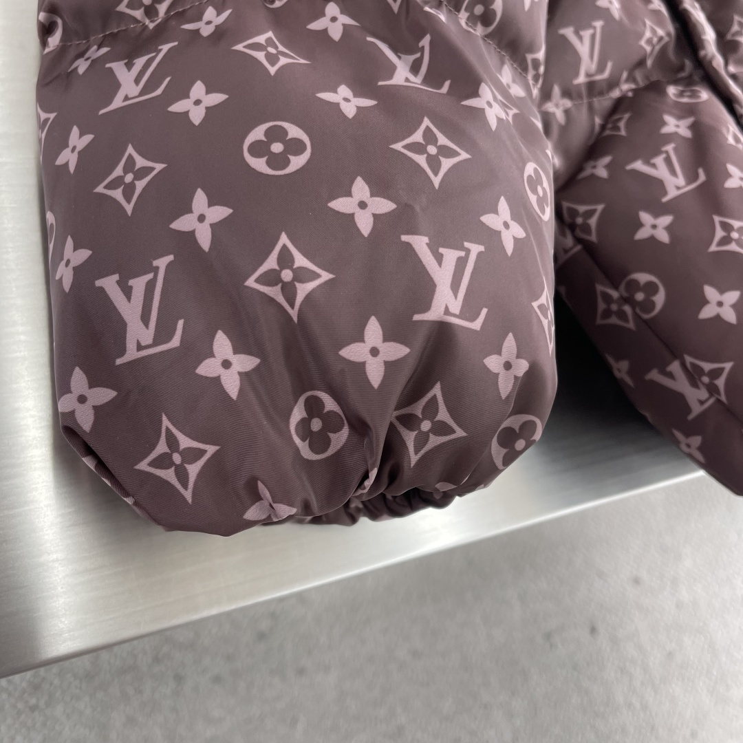 -驴家 25fw新款满印羽绒服前胸手缝咖色品牌字母皮牌 金属拉链开合门襟 弹力松紧带袖口及下摆男女同款码