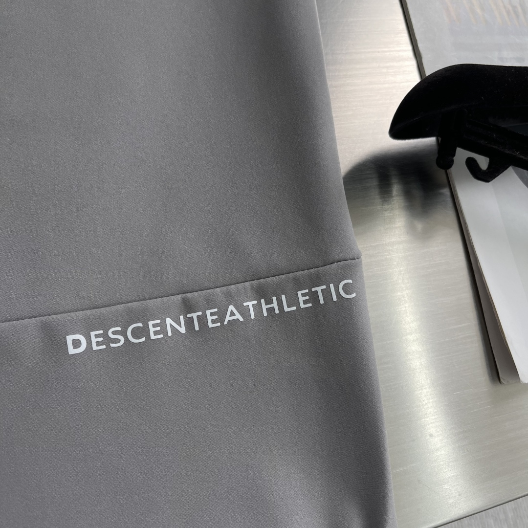 -迪桑特 训练运动健身男士保暖复合加绒梭织运动长裤，保暖弹力穿着舒适，科技面料爆款延续全天候传奇保暖防风