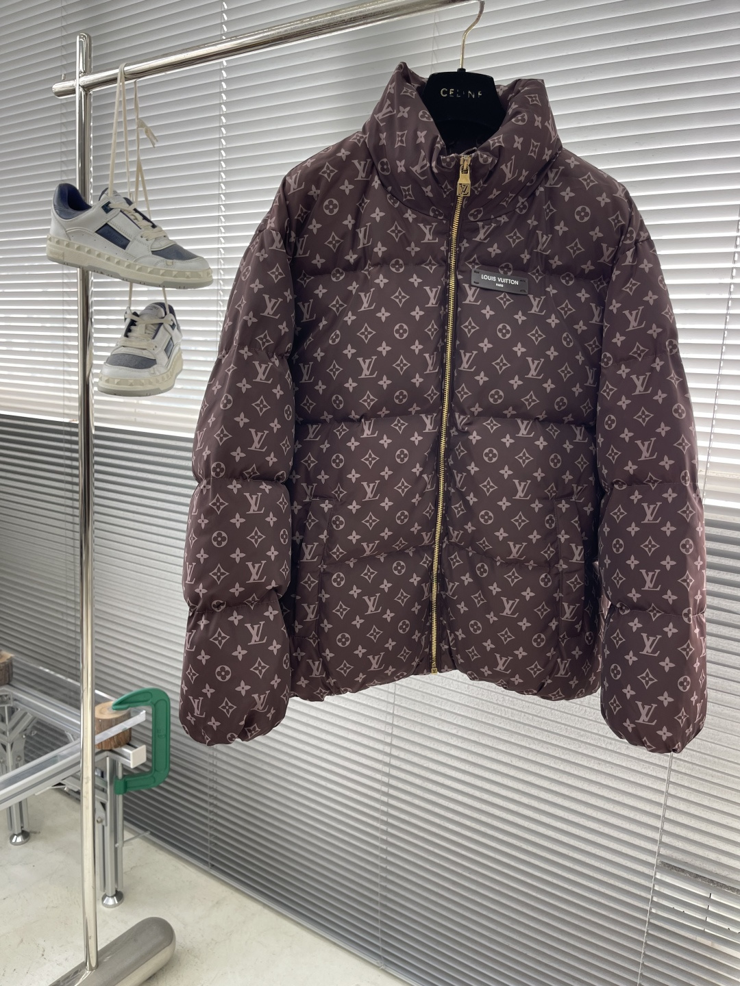 -驴家 25fw新款满印羽绒服前胸手缝咖色品牌字母皮牌 金属拉链开合门襟 弹力松紧带袖口及下摆男女同款码