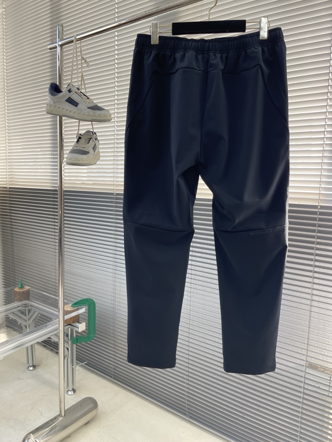 -迪桑特 训练运动健身男士保暖复合加绒梭织运动长裤，保暖弹力穿着舒适，科技面料爆款延续全天候传奇保暖防风