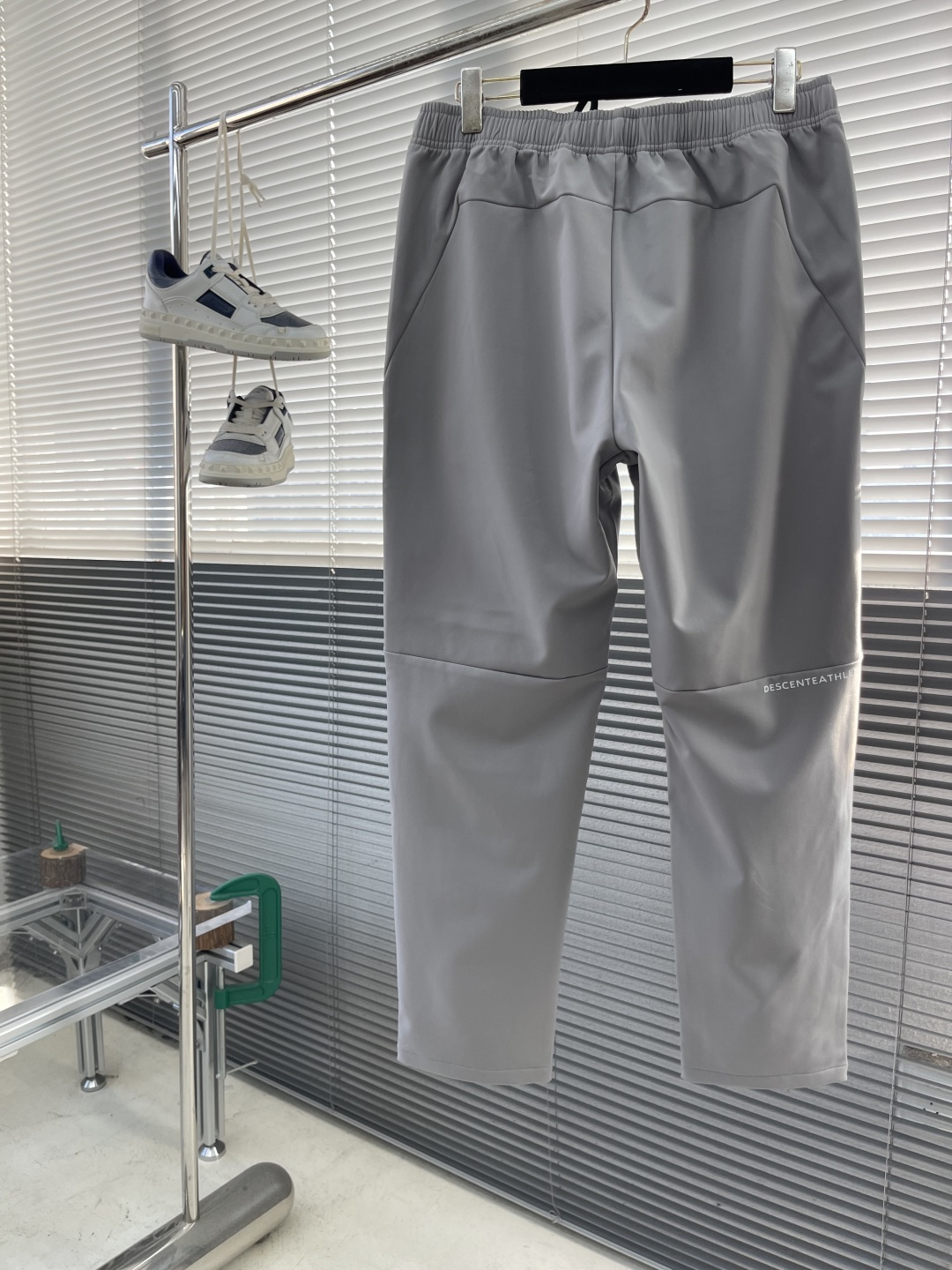 -迪桑特 训练运动健身男士保暖复合加绒梭织运动长裤，保暖弹力穿着舒适，科技面料爆款延续全天候传奇保暖防风