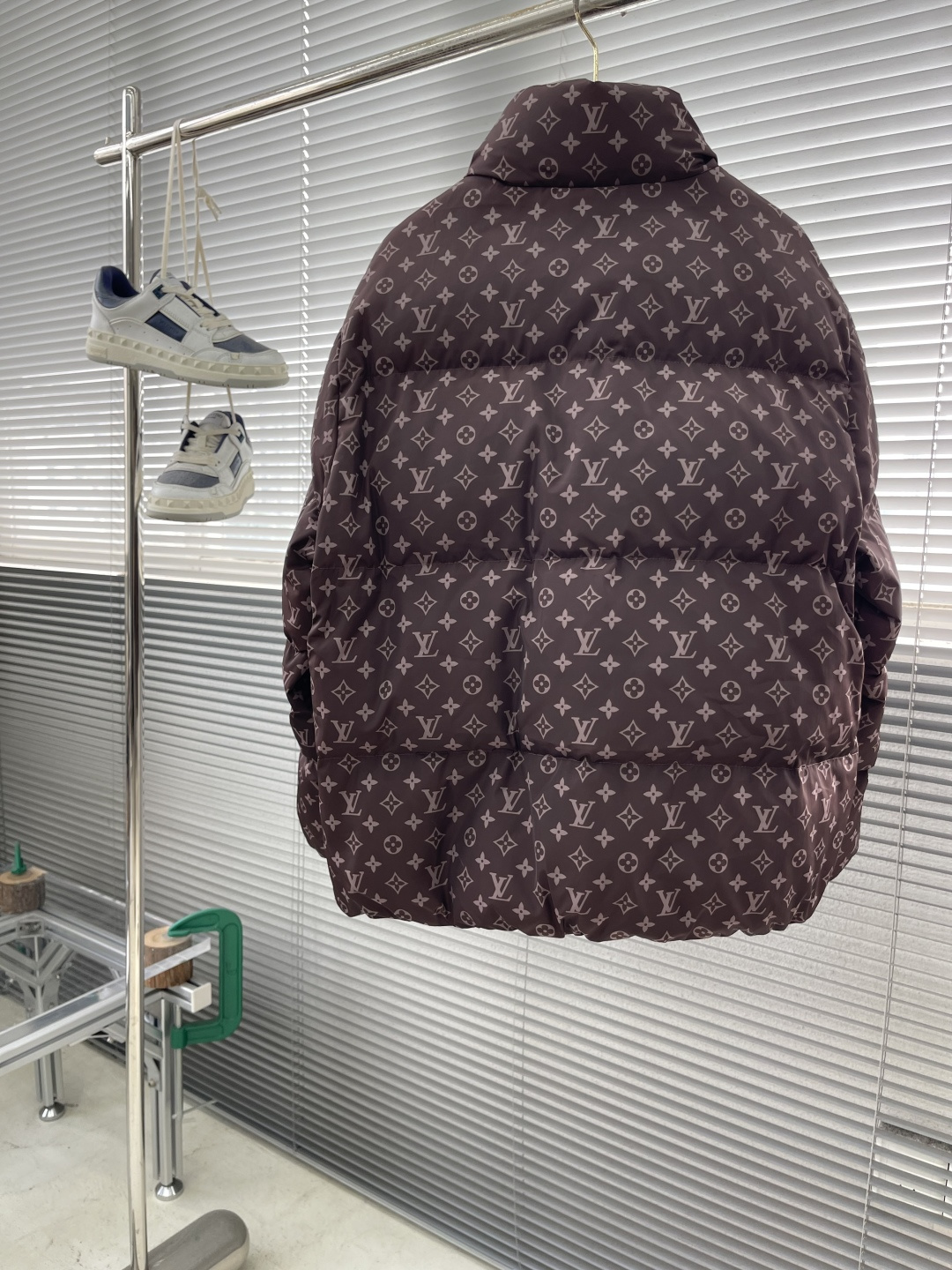 -驴家 25fw新款满印羽绒服前胸手缝咖色品牌字母皮牌 金属拉链开合门襟 弹力松紧带袖口及下摆男女同款码