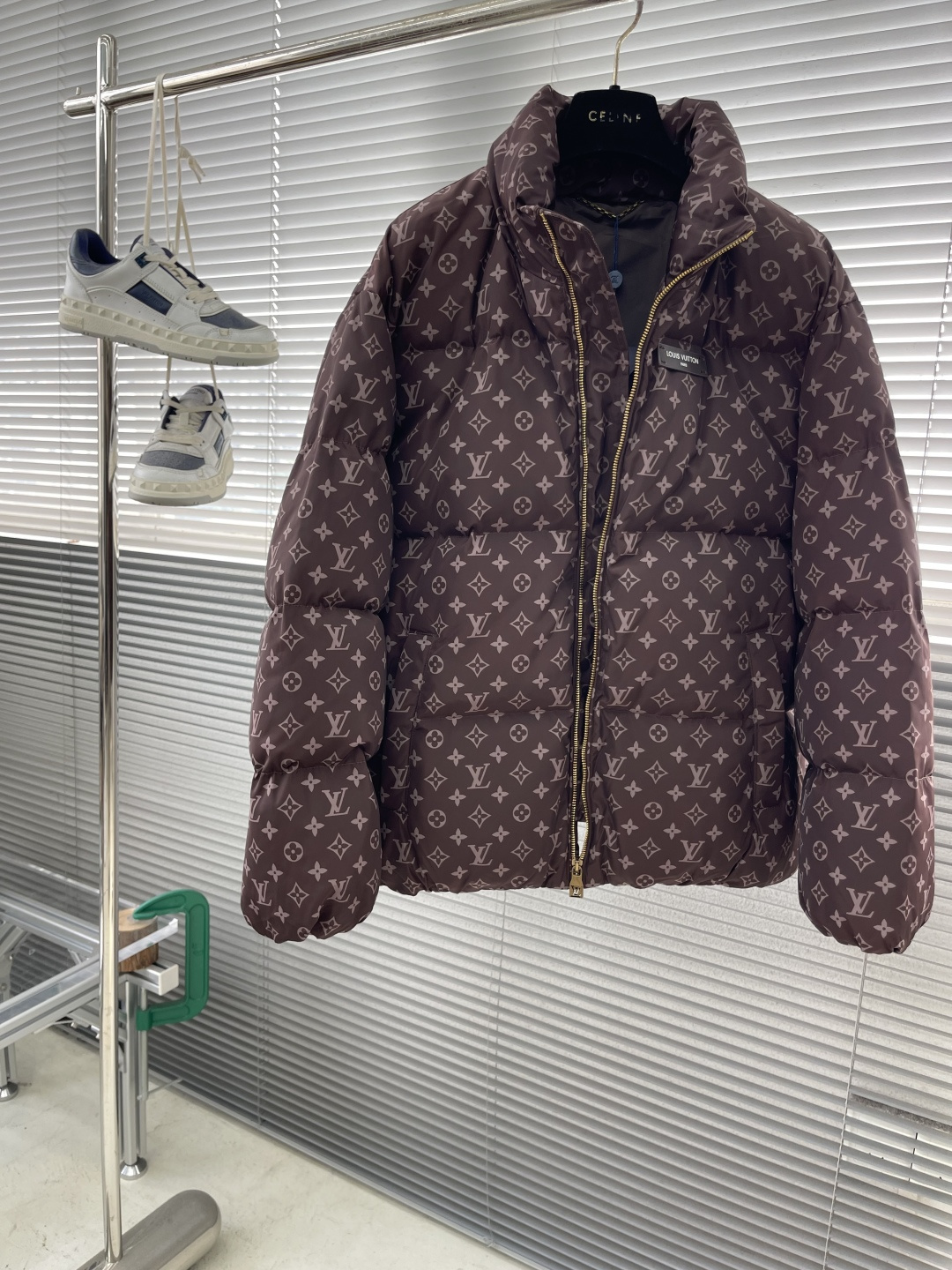 -驴家 25fw新款满印羽绒服前胸手缝咖色品牌字母皮牌 金属拉链开合门襟 弹力松紧带袖口及下摆男女同款码