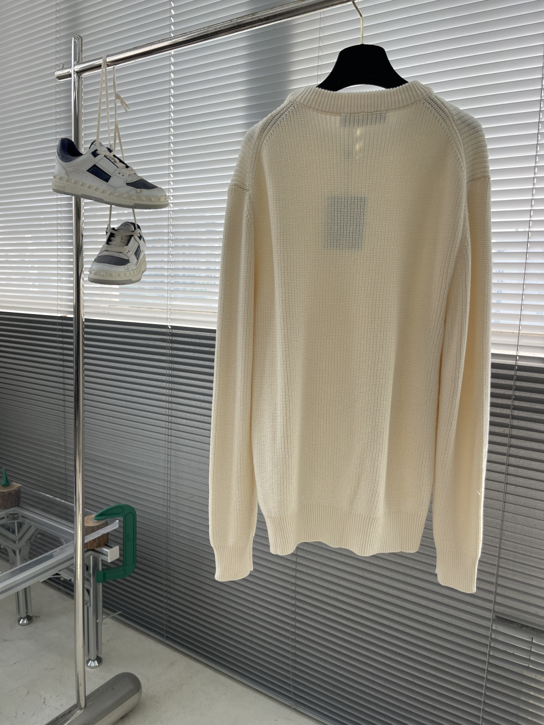 -驴牌 25ss新款刺绣山羊绒圆领衫本款山羊绒圆领衫以罗纹针织塑造丰盈肌理，兼具优雅格调与舒软质感。1V