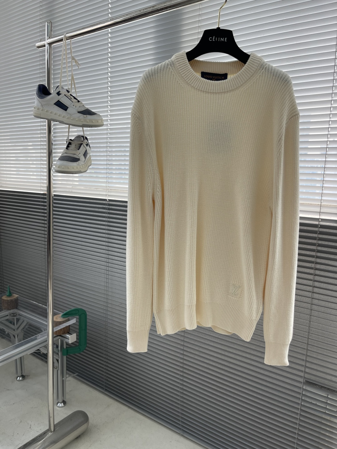 -驴牌 25ss新款刺绣山羊绒圆领衫本款山羊绒圆领衫以罗纹针织塑造丰盈肌理，兼具优雅格调与舒软质感。1V