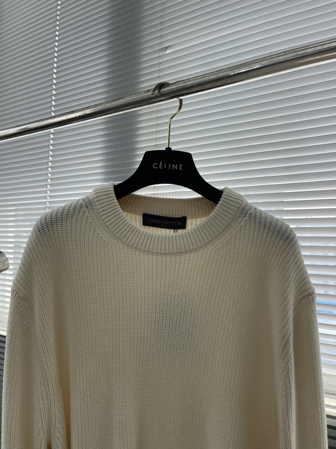 -驴牌 25ss新款刺绣山羊绒圆领衫本款山羊绒圆领衫以罗纹针织塑造丰盈肌理，兼具优雅格调与舒软质感。1V