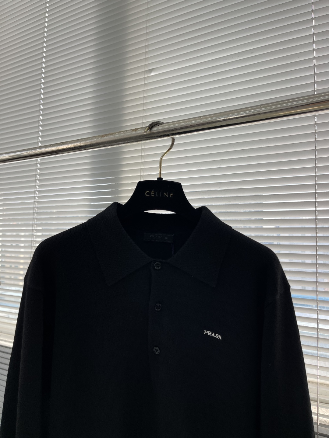 -PRAD 25fw新款长袖羊毛Polo毛衣这款Polo毛衣是衣橱中的经典单品，造型细致，运动风格优雅，