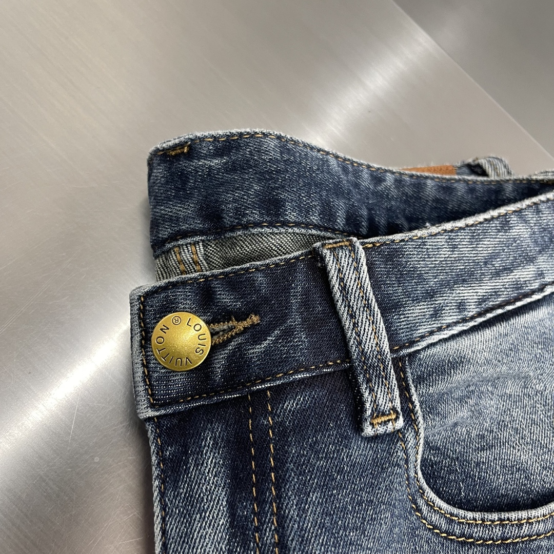 -驴牌 2025秋季最新款时尚休闲牛仔裤，上身很有特点！吸睛而有亮点，进口牛仔面料，顶级浮雕工艺字母图案