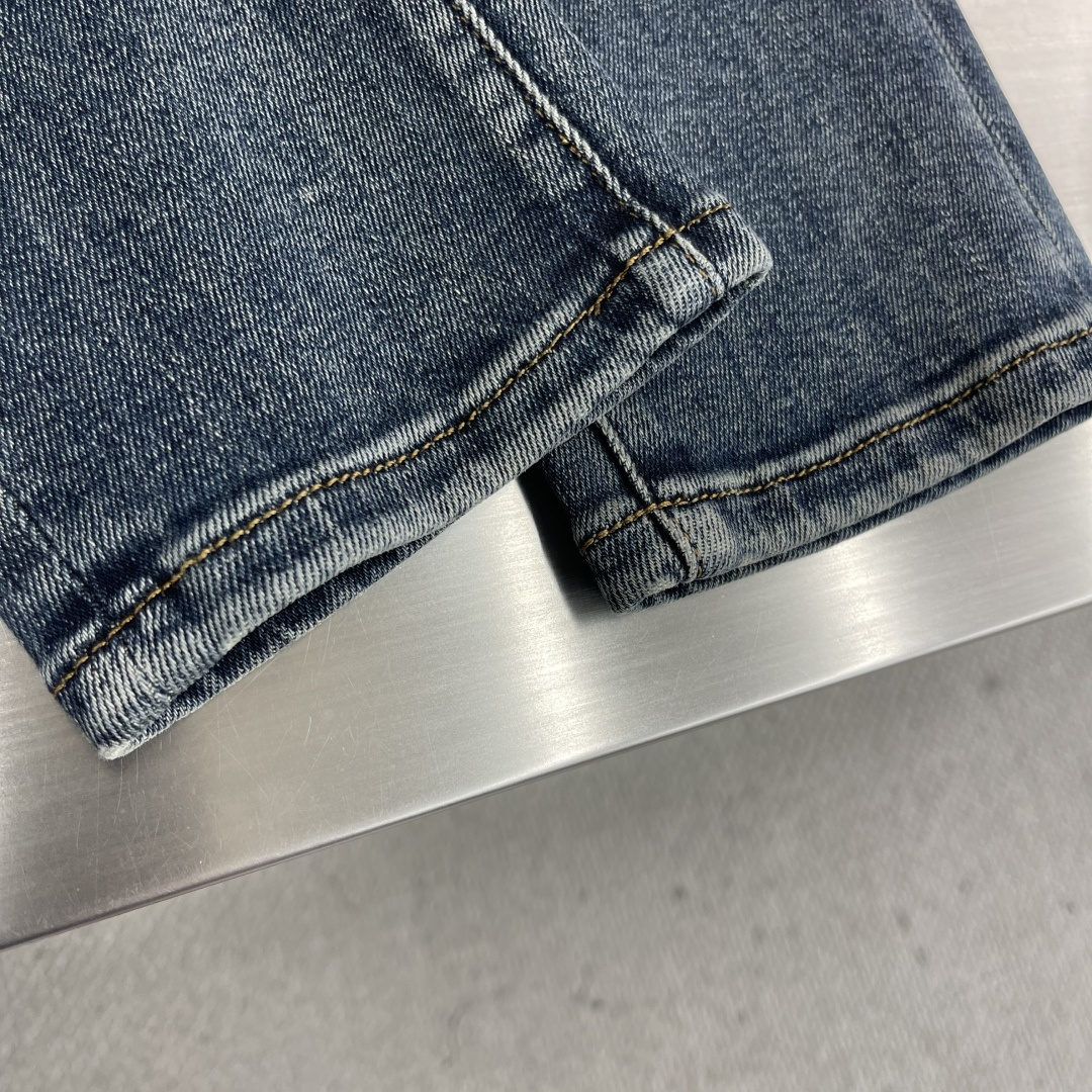 -驴牌 2025秋季最新款时尚休闲牛仔裤，上身很有特点！吸睛而有亮点，进口牛仔面料，顶级浮雕工艺字母图案