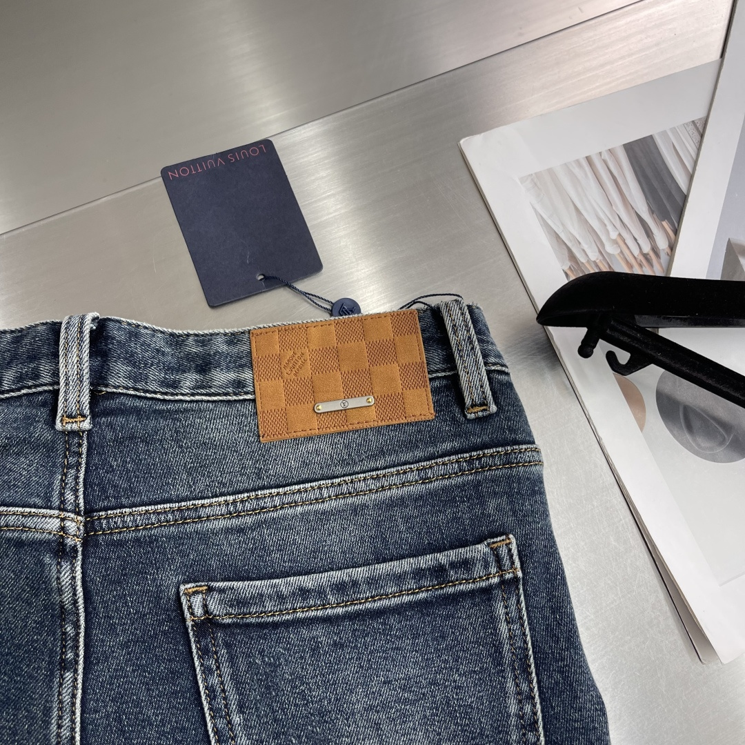 -驴牌 2025秋季最新款时尚休闲牛仔裤，上身很有特点！吸睛而有亮点，进口牛仔面料，顶级浮雕工艺字母图案