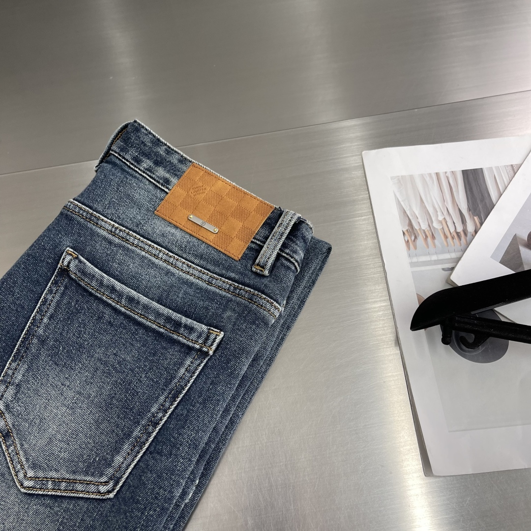 -驴牌 2025秋季最新款时尚休闲牛仔裤，上身很有特点！吸睛而有亮点，进口牛仔面料，顶级浮雕工艺字母图案