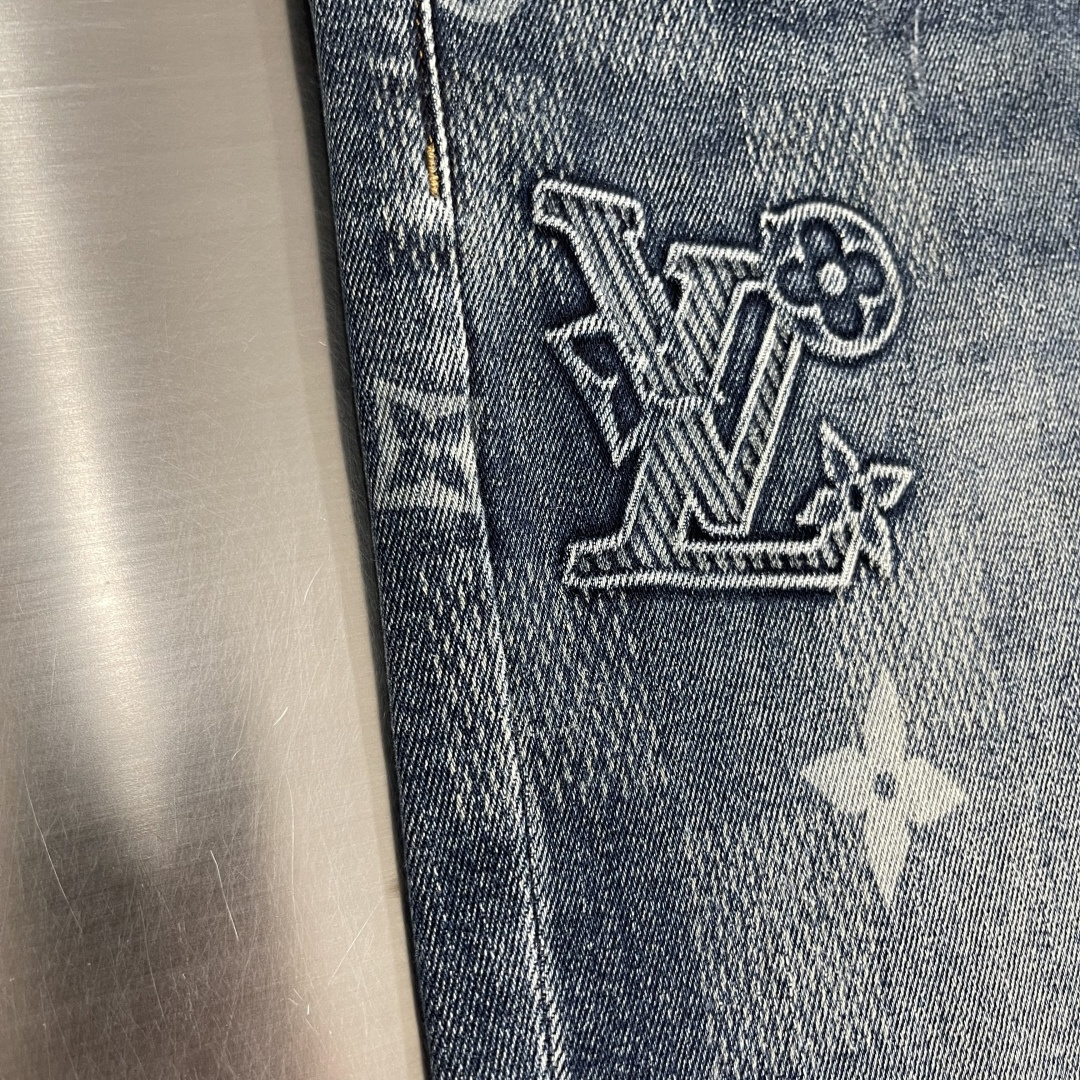 -驴牌 2025秋季最新款时尚休闲牛仔裤，上身很有特点！吸睛而有亮点，进口牛仔面料，顶级浮雕工艺字母图案