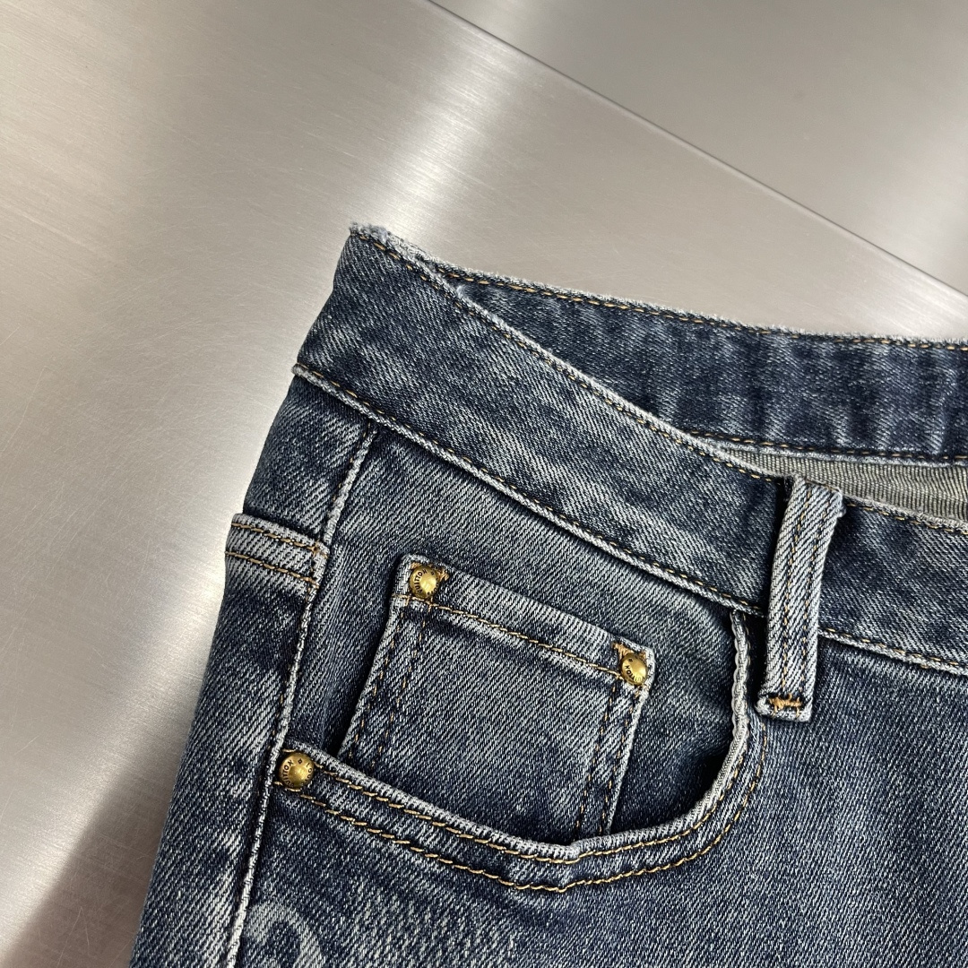 -驴牌 2025秋季最新款时尚休闲牛仔裤，上身很有特点！吸睛而有亮点，进口牛仔面料，顶级浮雕工艺字母图案