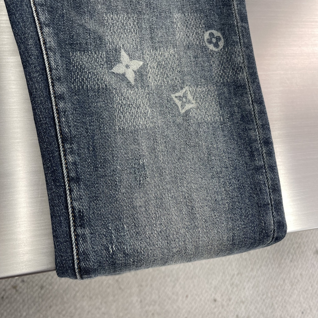 -驴牌 2025秋季最新款时尚休闲牛仔裤，上身很有特点！吸睛而有亮点，进口牛仔面料，顶级浮雕工艺字母图案