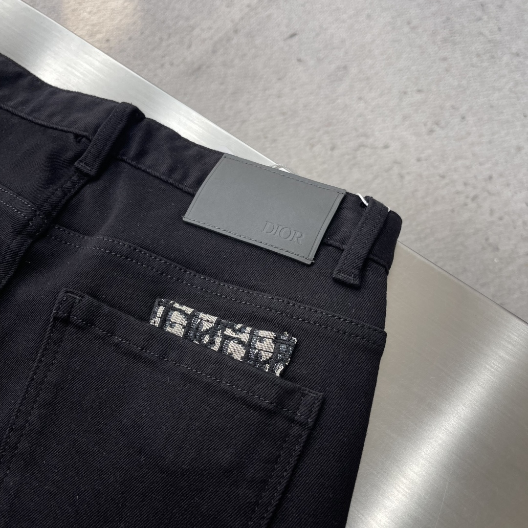 -Dio 2025fw好穿不挑身材在搭配上没有太多的限制 随意简洁的衬托其他单品，来展现自己的风格姿态～