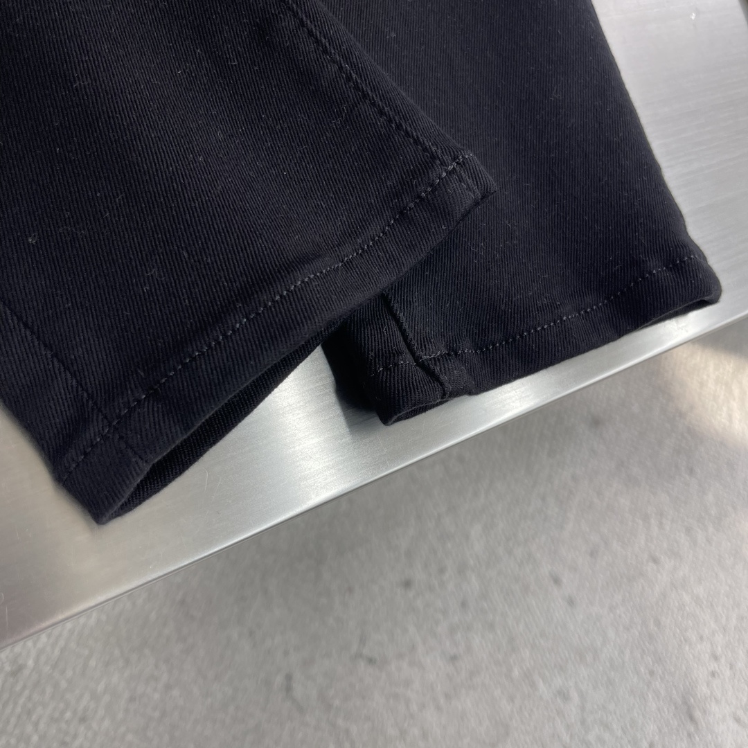 -Dio 2025fw好穿不挑身材在搭配上没有太多的限制 随意简洁的衬托其他单品，来展现自己的风格姿态～