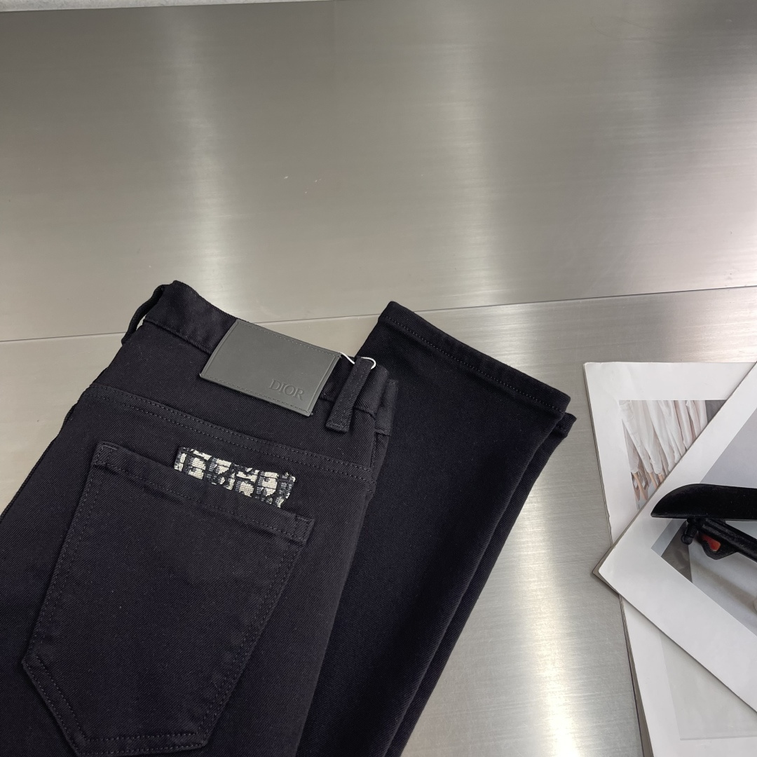 -Dio 2025fw好穿不挑身材在搭配上没有太多的限制 随意简洁的衬托其他单品，来展现自己的风格姿态～