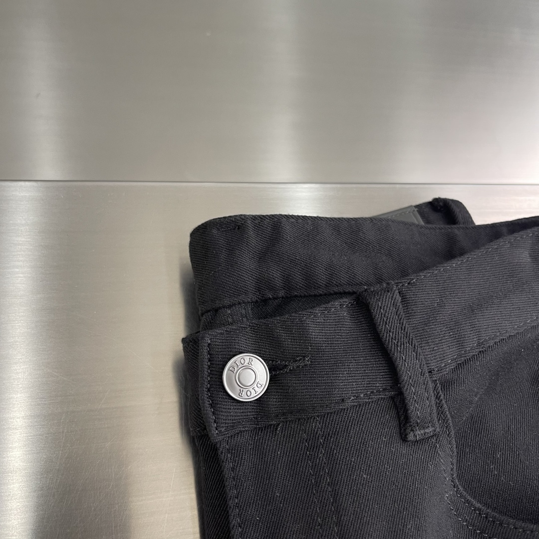 -Dio 2025fw好穿不挑身材在搭配上没有太多的限制 随意简洁的衬托其他单品，来展现自己的风格姿态～