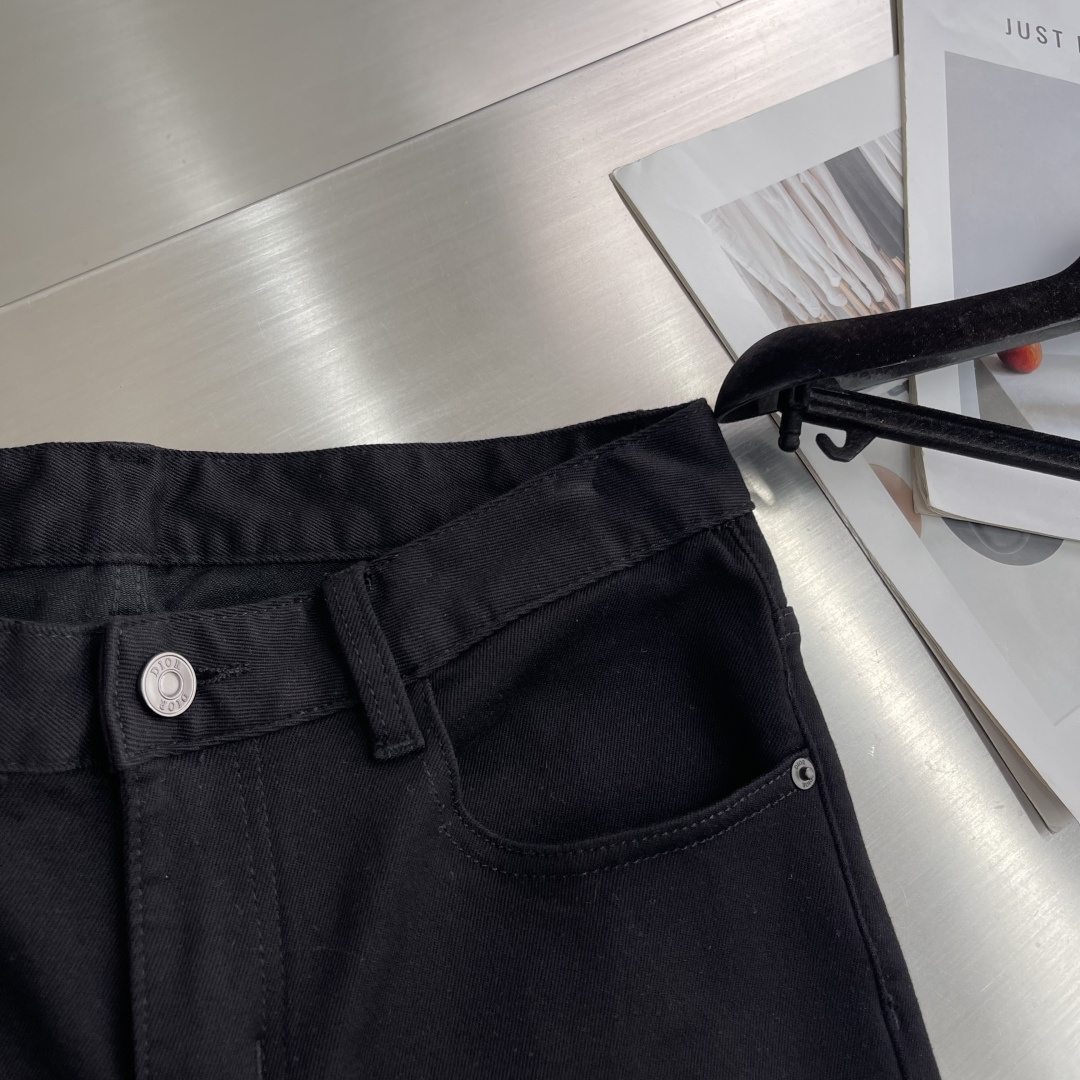 -Dio 2025fw好穿不挑身材在搭配上没有太多的限制 随意简洁的衬托其他单品，来展现自己的风格姿态～