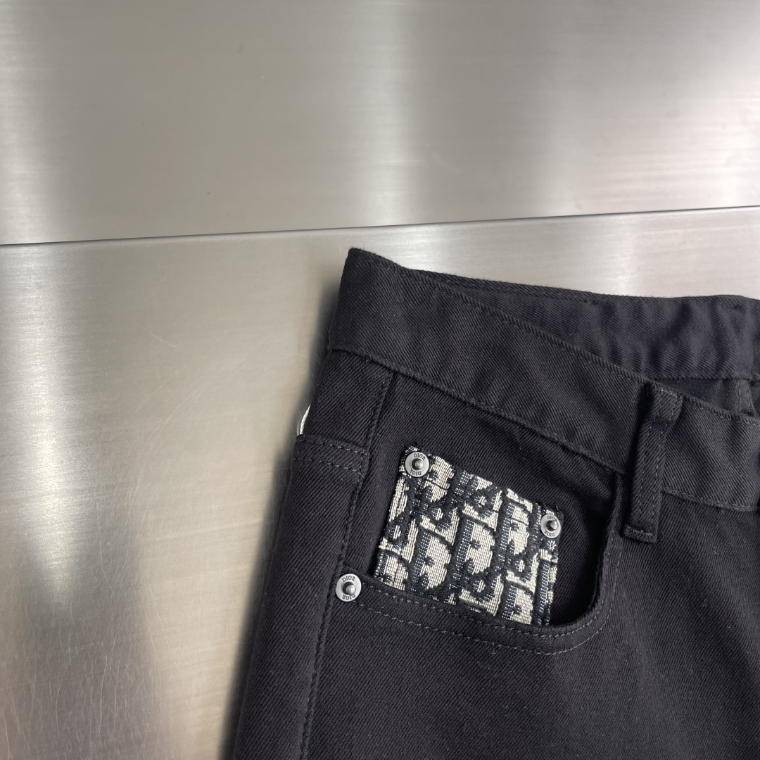 -Dio 2025fw好穿不挑身材在搭配上没有太多的限制 随意简洁的衬托其他单品，来展现自己的风格姿态～