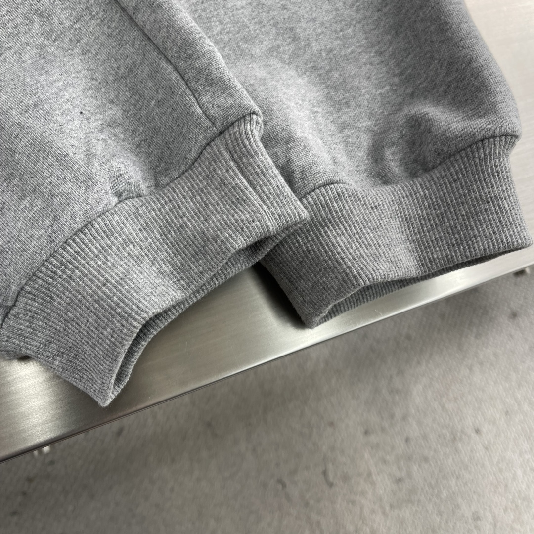 -PRAD 烧花三角标识卫裤采用380克双股鱼鳞毛圈面料，该款原版定染深花灰，搭配480克双纱同缸定染螺