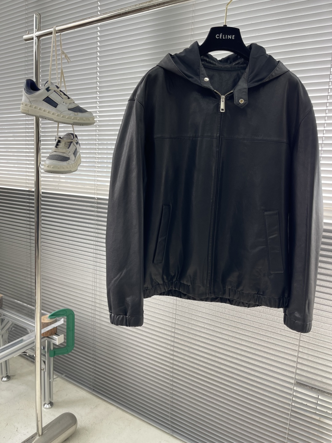 NO:660693,-PRAD 25th Autumn and Winter hooded leather jacket, light luxury and elegant style. Selected Australian imported sheepskin, soft and waxy to the touch, clear and shiny texture, casual style, iconic Prada LOGO on the chest, not deliberate, not exaggerated, creating a light luxury style that is relaxed and low-key without losing a sense of luxury, regular casual fit. Size M-3XL, Prada-clothing, prada, prada, jackets &  coats,sheepskin,hats, 19860909-PRAD 25年秋冬连帽款皮夹克,轻奢雅痞风.甄选澳洲进口绵羊皮,手感软糯,纹理清晰又有光泽感,版型休闲,胸口标志性普拉达LOGO,不刻意,不浮夸,打造轻松低调又不失高级感的轻奢之风,常规休闲版型. 码数M-3XL,普拉达-服装,prada,prada,jackets & coats,sheepskin,hats, ,Women's clothing