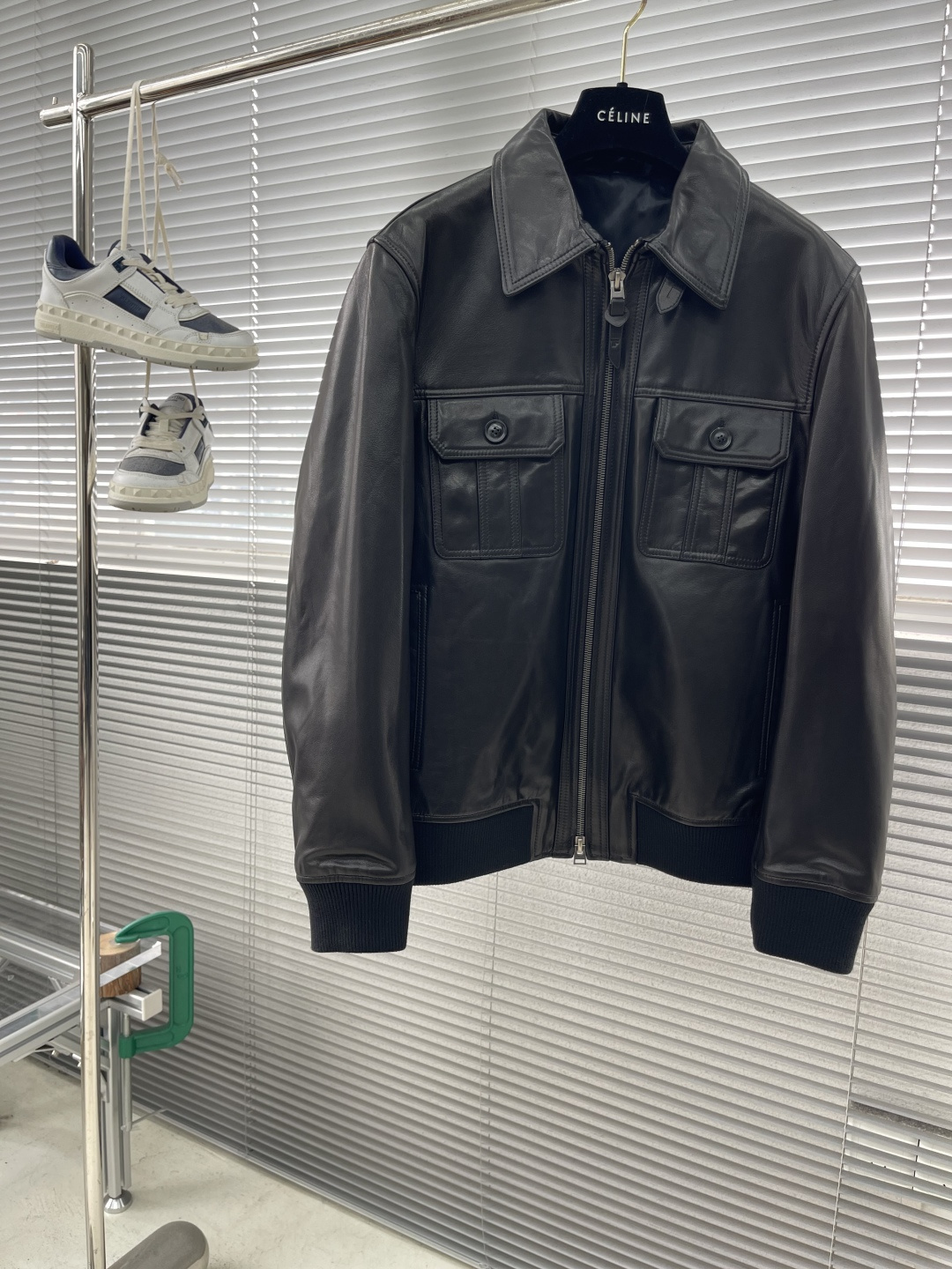 NO:660686,-Tom Ford's 25-year new TF business casual leather jacket, the latest model in the counter, this year's most popular TF item, selected high-quality goatskin, embellished with oil edges and small details, high quality, perfect blend of retro and modern elements, classic square collar design, original molded custom hardware. Size 48-56 (M-3XL), men's clothing, tom ford, tom ford, jackets & coats, sheepskin,  19860909-Tom Ford 25年TF新品商务休闲皮夹克,专柜最新款,今年最火爆的TF单品,精选优质山羊皮,油边小细节点缀,品质到位,完美融合了复古与现代的元素,经典的方领设计,原版开模定制五金. 码数48-56（M-3XL）,男装,tom ford,tom ford,jackets & coats,sheepskin, ,Women's clothing