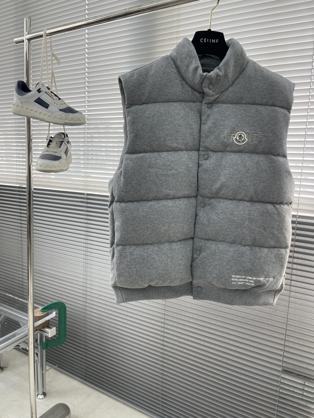 NO:955067,-mon cotton embroidered down vest is a lightweight knitted fabric made of cotton fiber. The fiber characteristics are soft to the touch. The knitted structure gives the fabric a certain amount of elasticity in the horizontal and vertical directions. Even though it is a down vest, it can move freely without any sense of restraint. The air flows freely between the coils and has good breathability. It is not easy to accumulate moisture inside, improving the wearing experience.  The high-density lining is woven with ultra-fine nylon denier, with a thickness of 0.08mm to avoid increasing the overall weight and making it smooth to wear. The high-density woven structure forms a wind resistance layer to protect the thermal efficiency of the thermal layer from loss. It can also withstand the expansion pressure of down and prevent deformation and damage after long-term use.  Through the high-precision calculation system of the computerized embroidery machine, the collaborative operation of the machine head, needle bar, and bobbin is controlled. The fabric frame moves accurately in the horizontal and vertical directions to form a stitch track. The upper and lower thread tensions are adjusted to ensure that the stitches are smooth and free of floating threads. The chest, lower front and lower back panels are decorated with three different letter embroideries. The finished product has clear patterns and no burrs on the edges.  90 national standard high-quality white duck down, selected high-fill down, with a fill power of 650fp, light and warm, excellent temperature locking performance, and good resilience. Size: SML19860909-mon棉质饰刺绣羽绒马甲 采用棉纤维打造而成的轻盈针织面料,纤维特性触感柔软,针织结构赋予面料横向和纵向一定的拉升弹性,虽是羽绒马甲也能在运动中自如,无束缚感,线圈之间的空气自由流通,透气性佳,不易在内部积聚湿气,提升穿着体验 采用超细尼龙旦丝织造高密里布,0.08mm厚度避免增加整体重量且穿着顺滑,高密编织结构形成风阻层,保护保暖层热效率不流失,同时可承受羽绒膨胀压力,防止长期使用后变形破损. 通过电脑绣花机高精度的计算系统控制机头、针杆、线轴的协同作业,布料框架在水平和垂直方向精准移动,形成针迹轨迹,调整上线和下线张力,确保线迹平整无浮线,在胸口、正面下方以及后幅下方分别饰以三处不同的字母绣花,成品图案清晰,边缘无毛刺. 90国标优质白鸭绒,精选高蓬松度绒,蓬松度达650fp,轻盈保暖,锁温性能出众,回弹性好. 码数:SMLXL 尺码 胸围 衣长 肩宽 S116 65 42 M120 66 43 L 124 67 44 XL 128 68 45,,down jacket,,Men's clothing