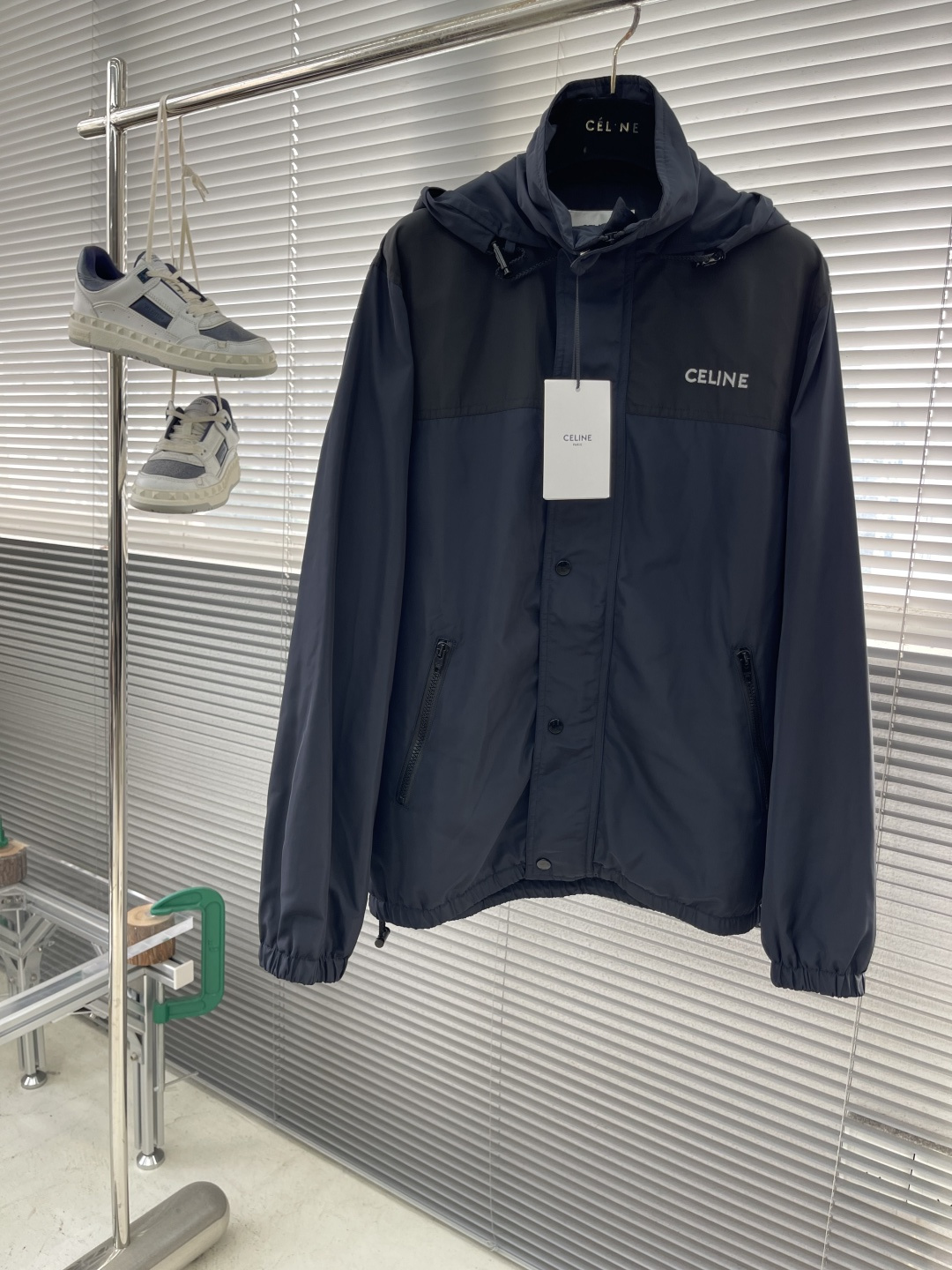 NO:743423,The highest version on the market. The girl will inspect the goods, trim the three marks on the threads, and ship the goods. If you want quality or service, please add me on WeChat. We will not accept urgent orders. -Celin embroidered hooded windbreaker  Oxford cloth fabric is made of polyester fiber. The fiber characteristics have good toughness, and the lattice weave structure of Oxford cloth makes the fabric structure tight, very resistant to pull and abrasion, and has certain water-repellent properties. The density of polyester fiber itself is not high, and while providing high strength, it maintains a relatively light weight, making it easy to wear.  The computer embroidery machine is set to extremely high stitch density, and the fabric and backing are tightly fixed on the frame of the embroidery machine, with uniform and just right tension. The double-axis linear guide drives the embroidery frame, and the frame moving accuracy can reach 0.01mm/the highest version on the market. The girl inspects the goods, trims the three marks on the threads, and sends pictures and videos for delivery. If you want quality and service, add me on WeChat. We do not accept urgent orders. P ensures accurate positioning and the embroidery pattern completely covers the base fabric.  Zipper and 6 snap-button closures engraved with CELIN increase double protection. Size 46 48 50 52 Size. Length, bust, shoulder width 4669 11647 4870120 48 50 71124 49 52 72128 50, Celine-clothing, celine, celine, hats,19860909市面最高版本小妹验货、修剪线头上三标、发货可发图及拍视频,要品质要服务的加我微信,不接急单. -Celin 饰刺绣连帽风衣 选用聚酯纤维打造而成的牛津布面料.纤维特性具有良好的韧性,加上牛津布格子状织法结构使面料结构紧密,非常耐拉扯,耐磨擦,同时又有一定的防泼水性能.聚酯纤维本身密度不高,在提供高强度的同时,保持了相对较轻的重量,穿着无负担. 通过电脑绣花机设置极高的针迹密度,将面料和底衬一同紧绷地固定在绣花机的框架上,张力均匀且恰到好处.双轴直线导轨驱动绣框,移框精度可达0.01mm/市面最高版本小妹验货、修剪线头上三标、发货可发图及拍视频,要品质要服务的加我微信,不接急单.P,确保精准定位,刺绣图案完全覆盖底布. 拉链和6枚镌刻CELIN字样的按扣开合提升双重防护 码数46 48 50 52 尺码衣长胸围肩宽 4669  11647  4870120 48 50 71124 49  52 72128 50,赛琳-服装,celine,celine,hats,,Women's clothing