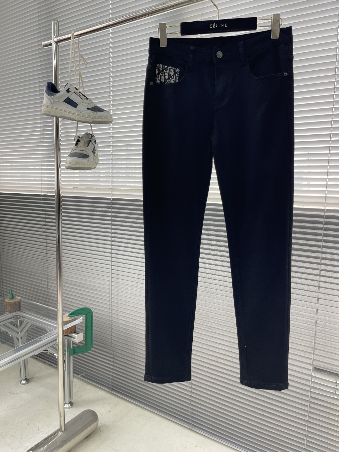 -Dio 2025fw好穿不挑身材在搭配上没有太多的限制 随意简洁的衬托其他单品，来展现自己的风格姿态～