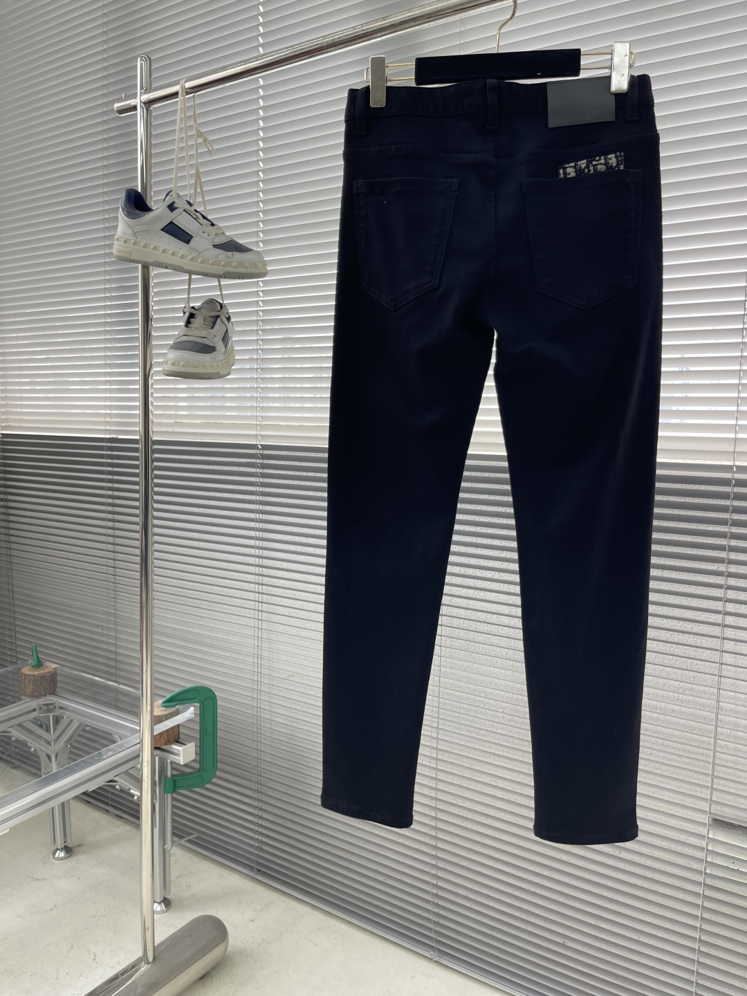 -Dio 2025fw好穿不挑身材在搭配上没有太多的限制 随意简洁的衬托其他单品，来展现自己的风格姿态～