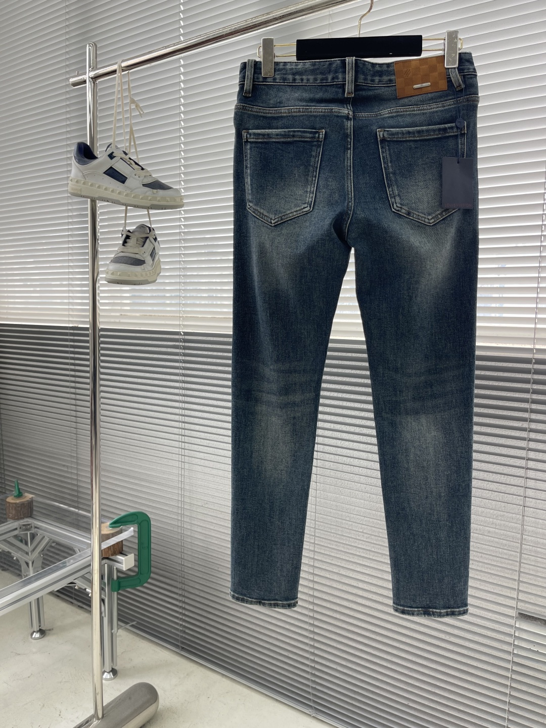 -驴牌 2025秋季最新款时尚休闲牛仔裤，上身很有特点！吸睛而有亮点，进口牛仔面料，顶级浮雕工艺字母图案