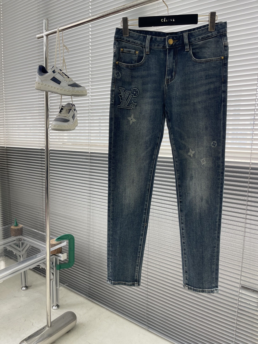 -驴牌 2025秋季最新款时尚休闲牛仔裤，上身很有特点！吸睛而有亮点，进口牛仔面料，顶级浮雕工艺字母图案