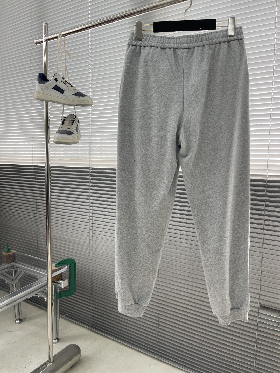 -PRAD 烧花三角标识卫裤采用380克双股鱼鳞毛圈面料，该款原版定染深花灰，搭配480克双纱同缸定染螺