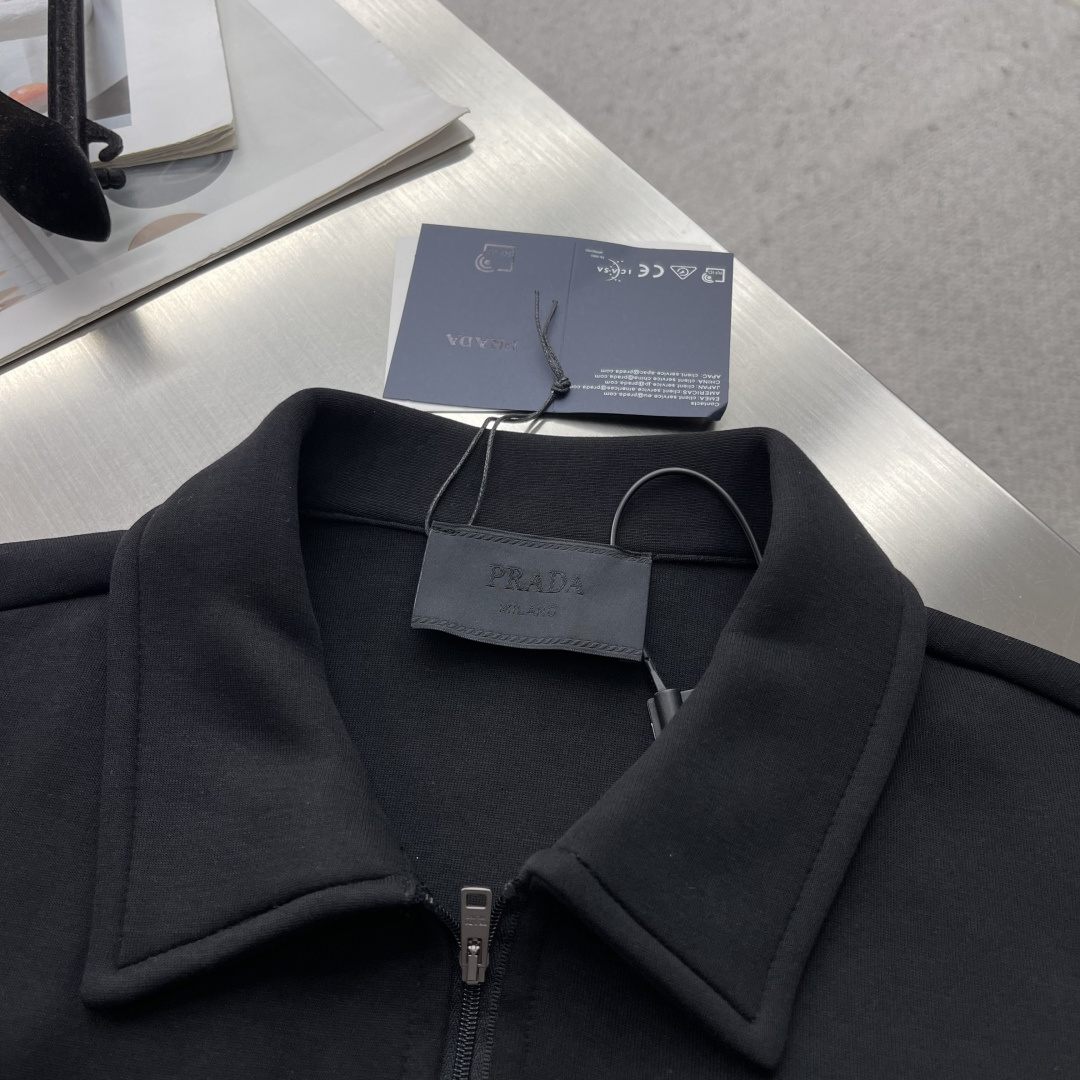 -PRAD 太空棉口袋拉链外套采用380克丝光双面，该款面料偏柔软，密度高，高密度面料可有效增加衣服保暖