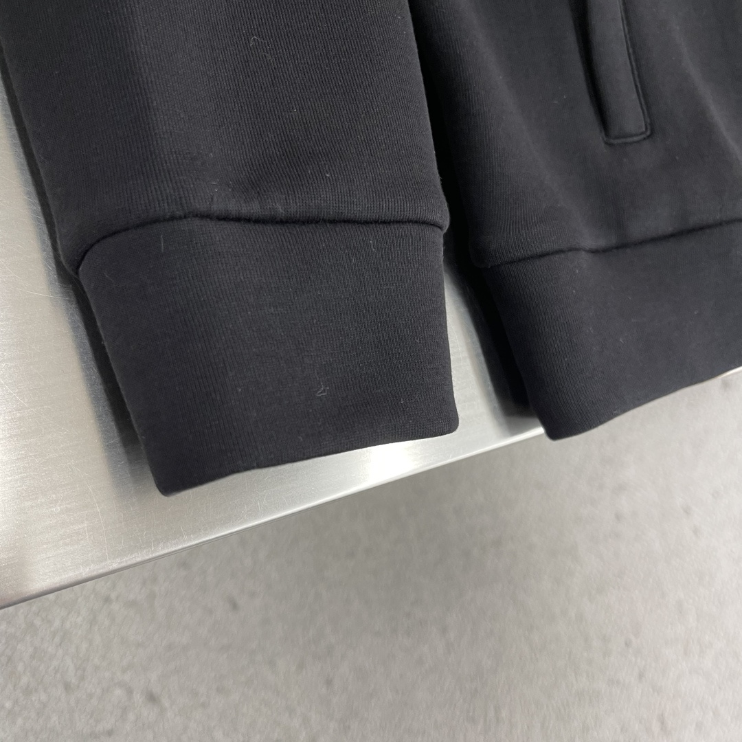 -PRAD 太空棉口袋拉链外套采用380克丝光双面，该款面料偏柔软，密度高，高密度面料可有效增加衣服保暖