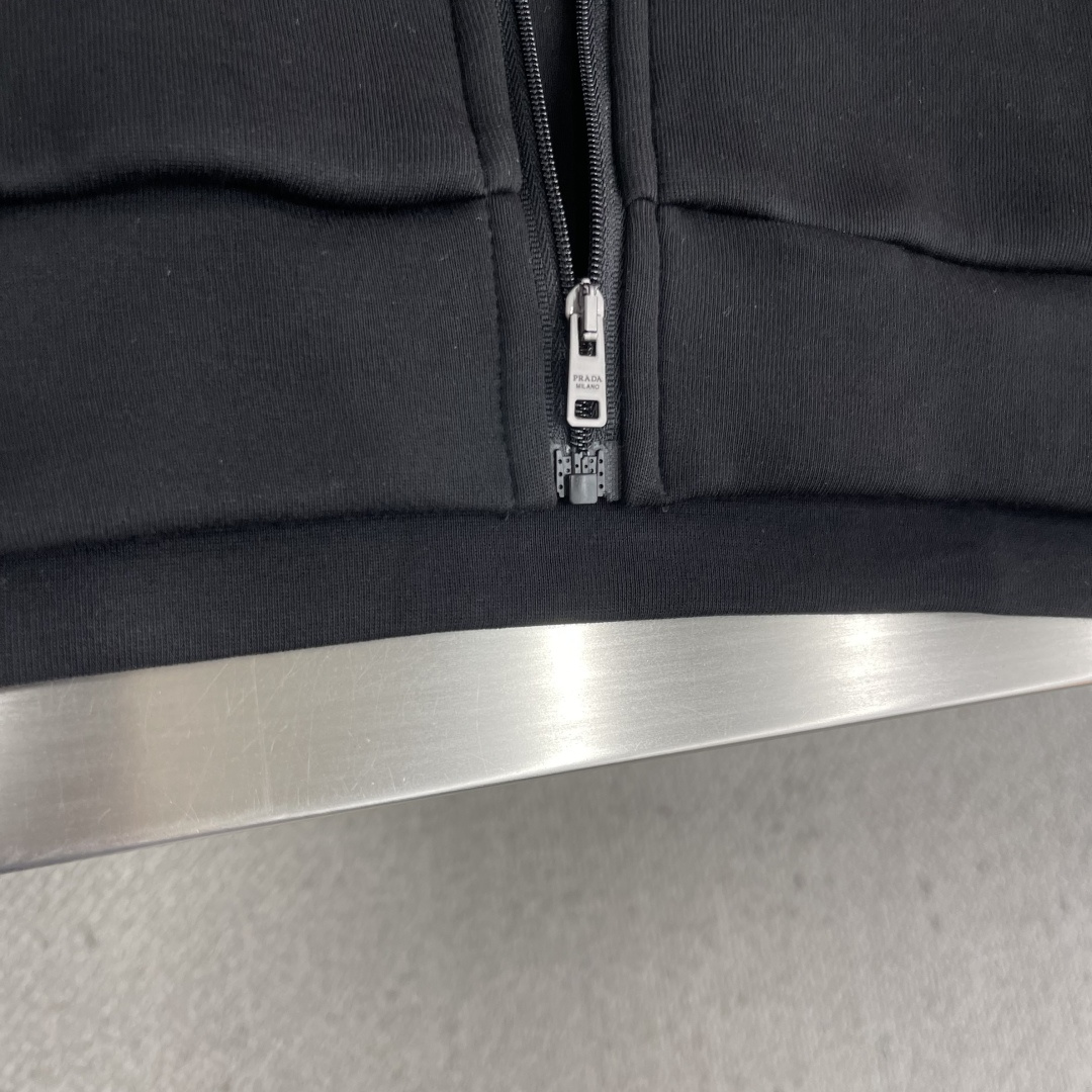 -PRAD 太空棉口袋拉链外套采用380克丝光双面，该款面料偏柔软，密度高，高密度面料可有效增加衣服保暖