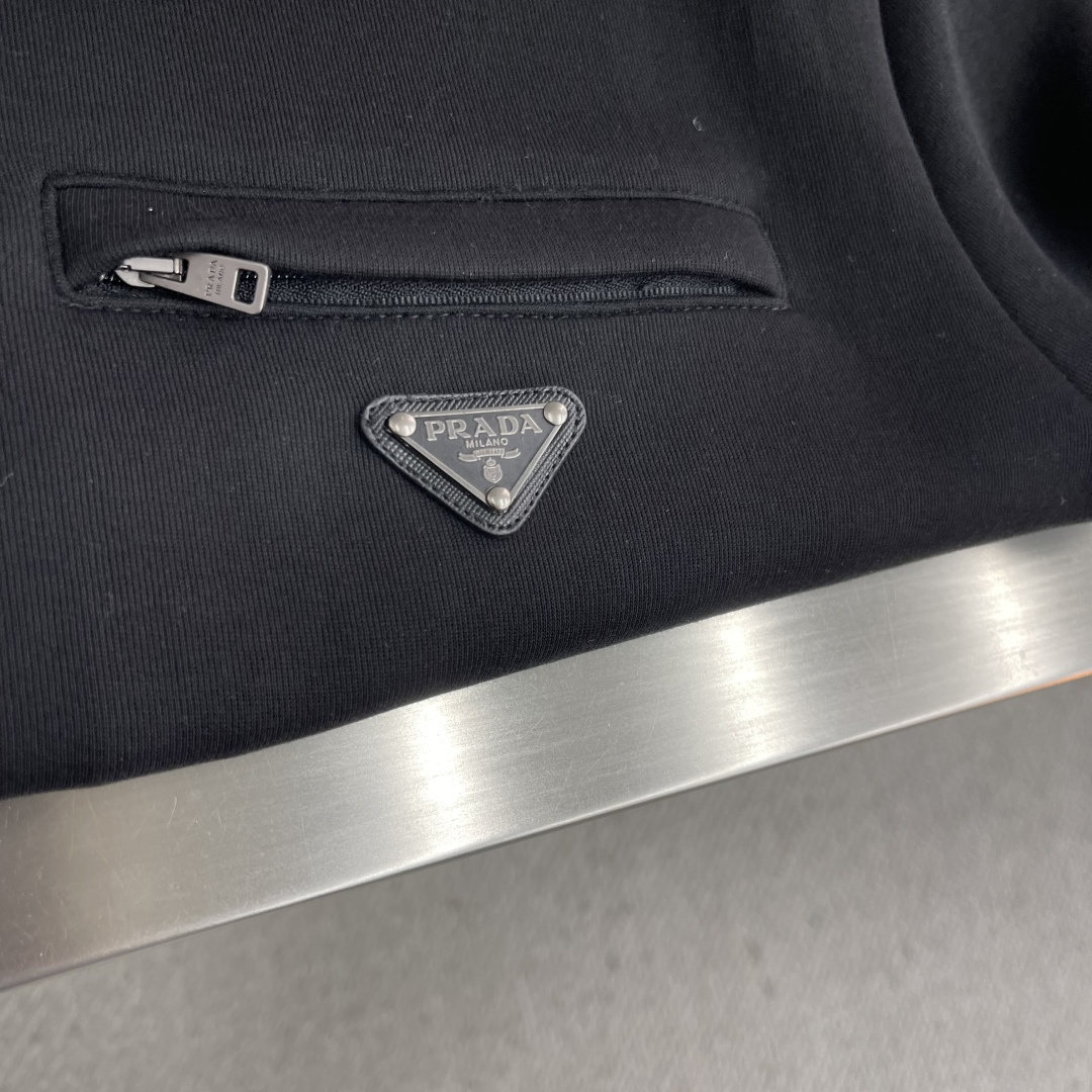 -PRAD 太空棉口袋拉链外套采用380克丝光双面，该款面料偏柔软，密度高，高密度面料可有效增加衣服保暖