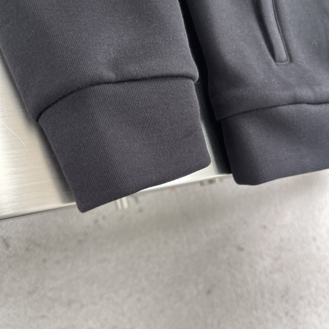 -PRAD 尼龙丝光拼接罗马面料拉链外套采用380克丝光双面，该款面料偏柔软，密度高，高密度面料可有效增